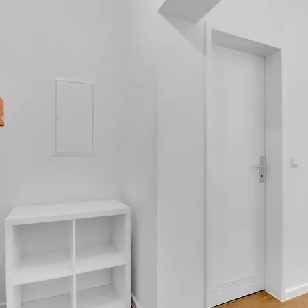 Business Mit Balkon Und 1 Schlafzimmer *